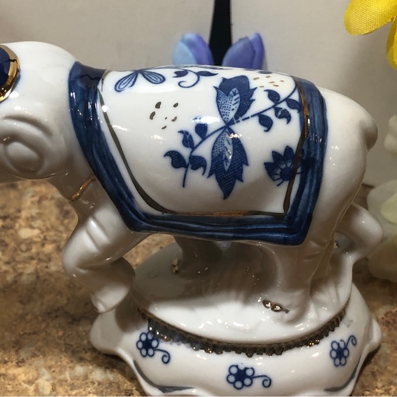 1980’s Hand Painted Vintage Porcelain Blue & White Dancing Elephant Figurine - Picture 11 of 16